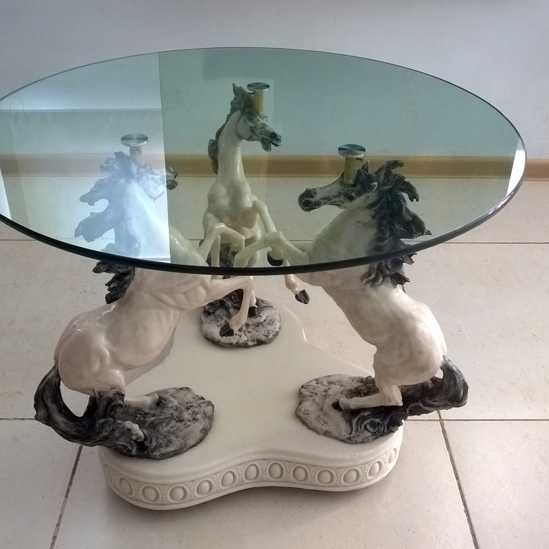 ჟურნალების მაგიდა ცხენებზე: 
სიმაღლე- 60 სმ, მაგიდის დიამეტრი 75 სმ, წონა- 25 კგ, მასალა- მინა 12 მმ, ხელოვნური მარმარილო