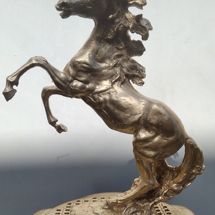 ცხენის სკულპტურა:
სიმაღლე- 45 სმ. წონა- 4კგ, ხელოვნური მარმარილო