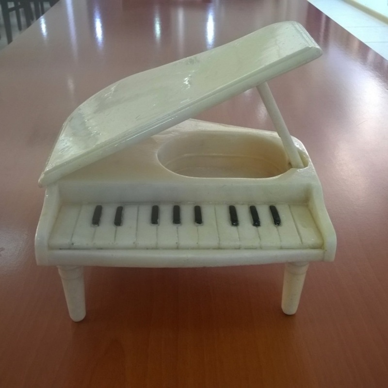 თეთრი როიალი:
8x12x16 სმ, ხელოვნური მარმარილო